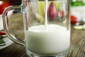 Хитрый способ проверить натуральность молока: всего капля этой жидкости, и вы узнаете правду
