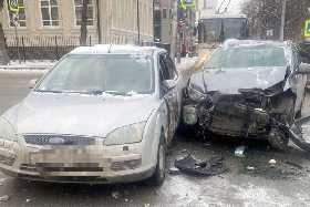 В Уфе столкнулись два легковых автомобиля, в результате чего пострадали ребенок и пенсионерка