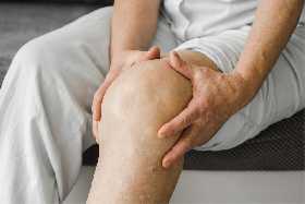 Поможет избавиться от болей в коленях: 2 копеечных средства
