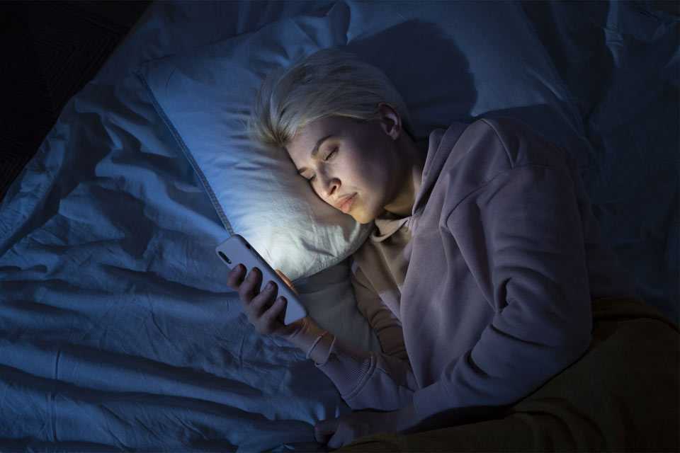 Убийца зрения: почему нельзя пользоваться телефоном перед сном?