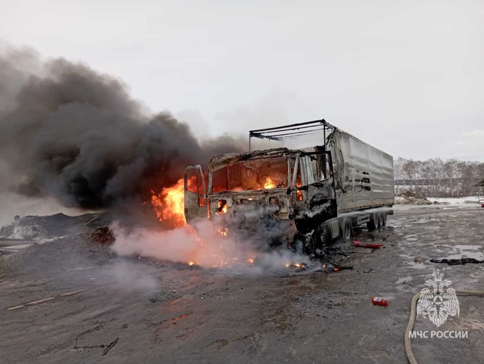 Адское пламя на М-5 в Башкирии: огонь поглотил фуру, водитель получил ожоги