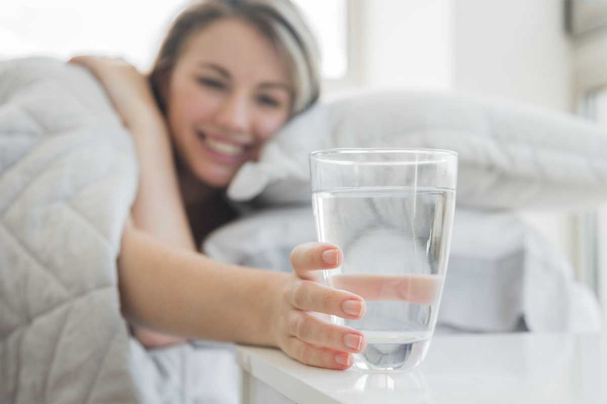 Поставьте стакан с соленой водой у кровати перед сном и удивитесь результату. Зачем это нужно?