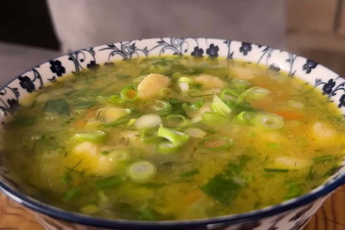 Нужно лишь добавить в суп несколько кубиков льда – секрет поваров исправит частую ошибку, выручает всегда