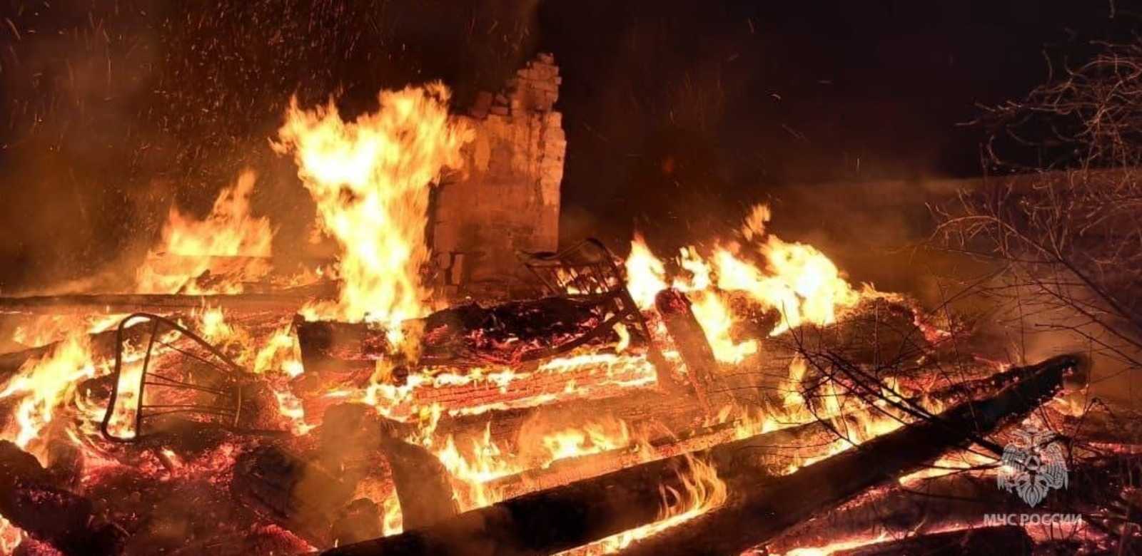 В Башкирии в ночном пожаре погибла женщина