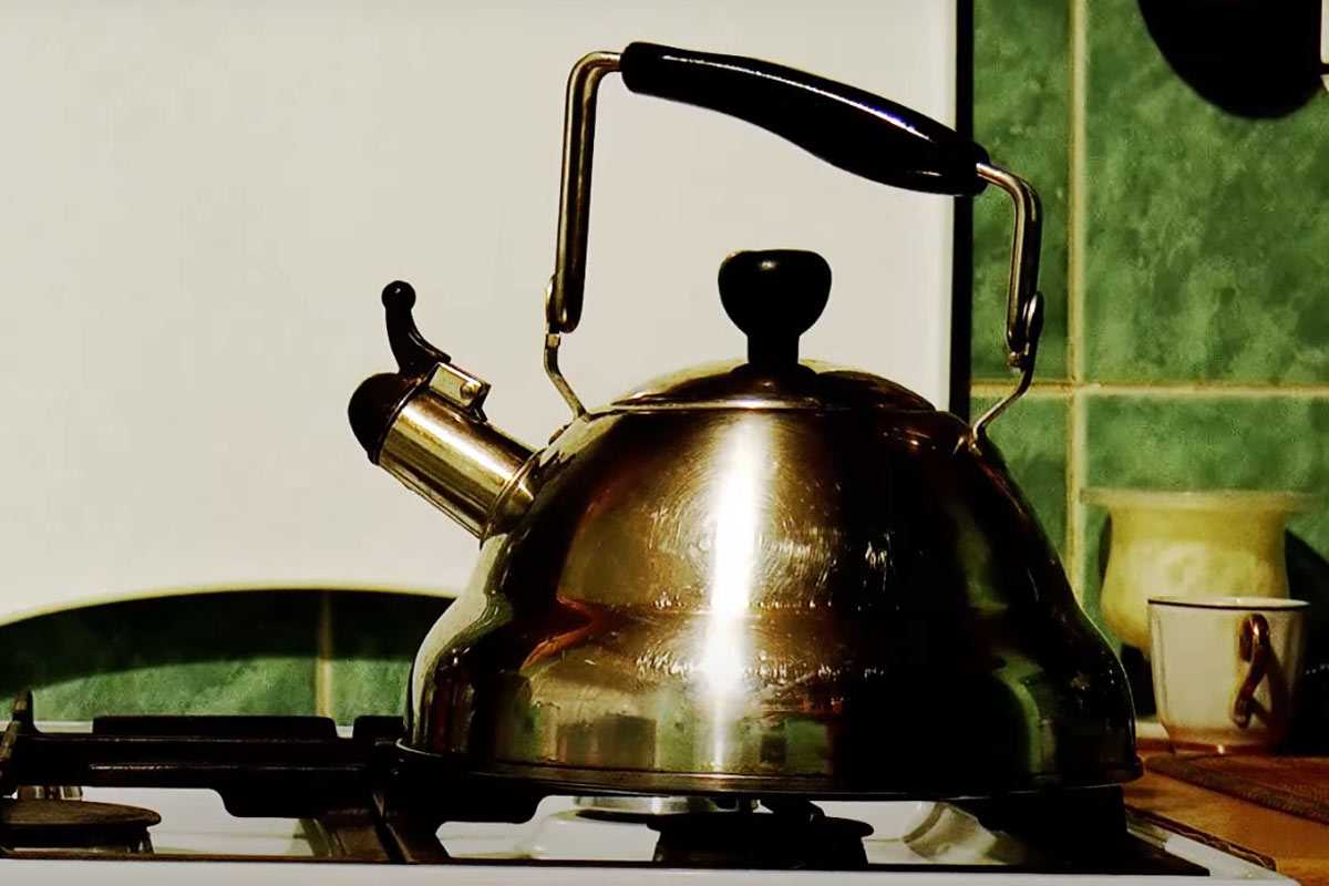 Слухи и домыслы современности: Безопасно ли кипятить воду в чайнике несколько раз