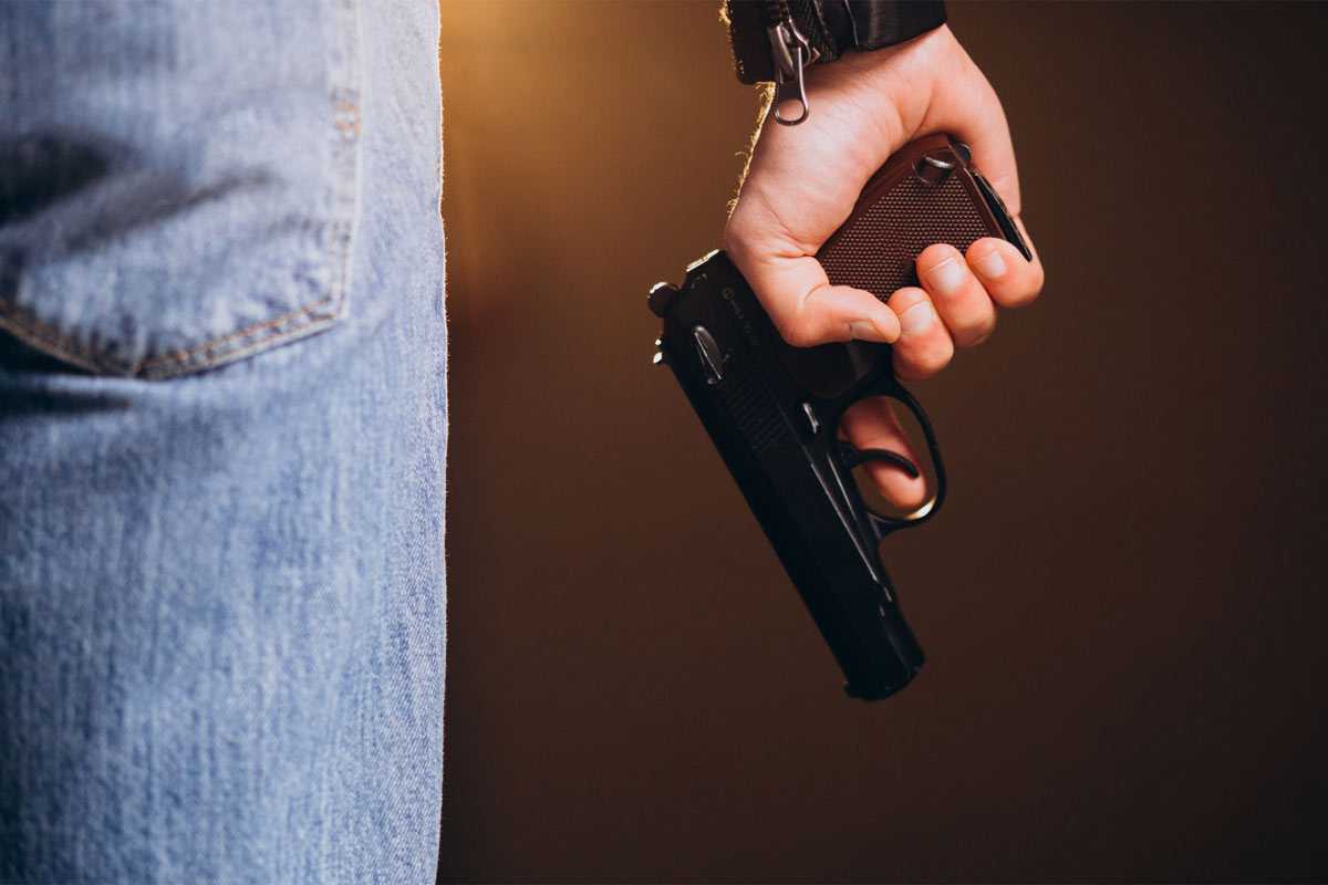 Житель Башкирии пронес в кафе пистолет с патронами