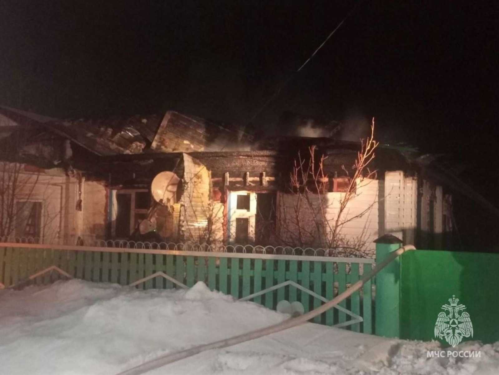 В сгоревшем деревянном доме в Башкирии пожарные нашли труп мужчины