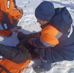 В Уфе спасатели помогли замерзающему на льду мужчине