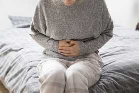 Дискомфорт и вздутие живота: проглоченная жвачка может привести к тяжелым последствиям