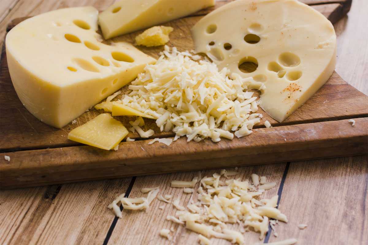 Очень опасно: на полках магазинов нашли сыр пармезан с токсичным веществом