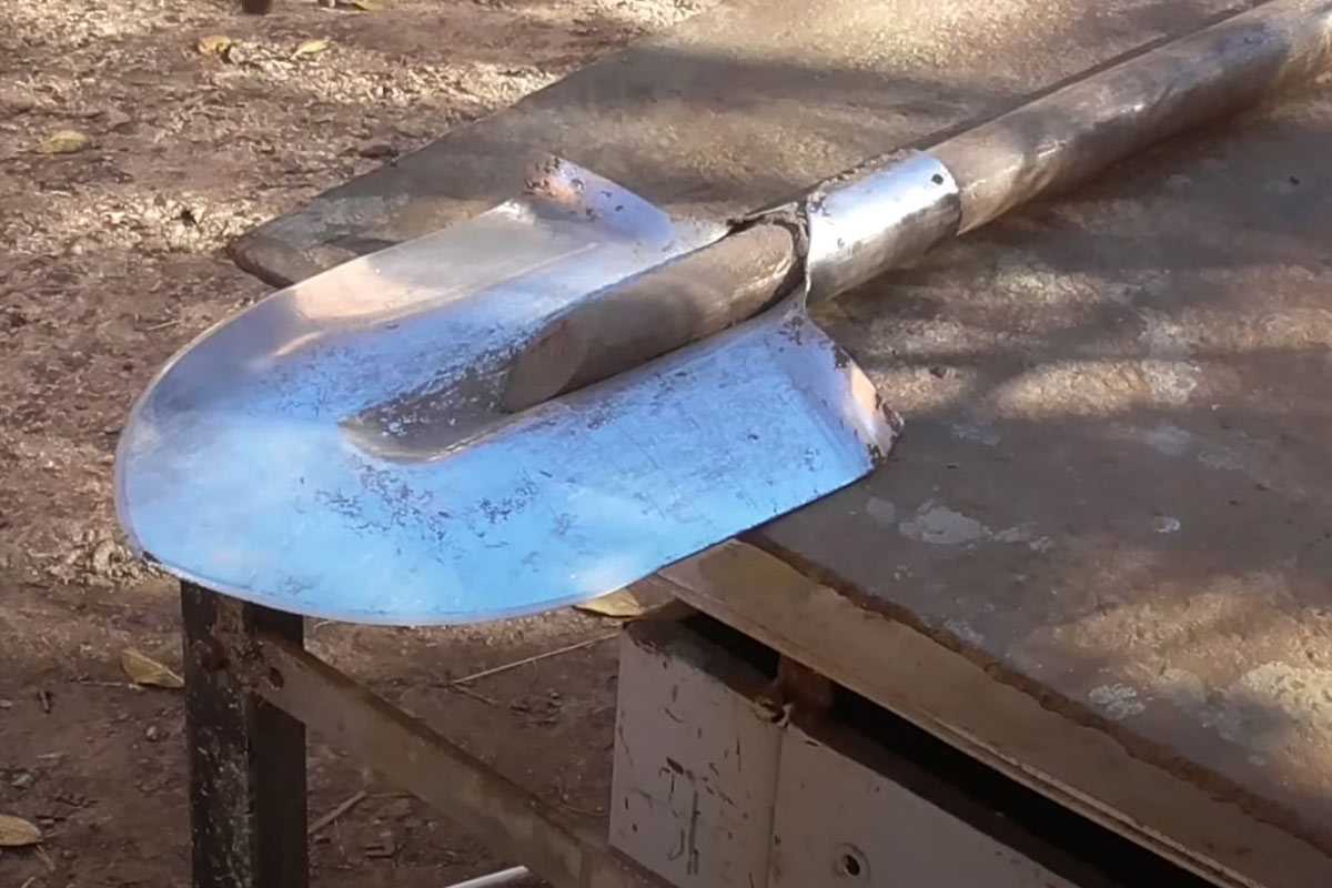 Лопата острее ножа: простой слесарный инструмент за минуту преобразит ваш садовый инвентарь, а результата хватит на всё лето