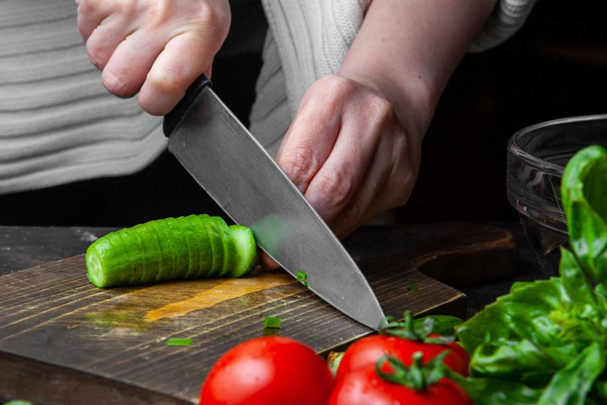 Ножи острее бритвы за считанные минуты: простая техника заточки для дома
