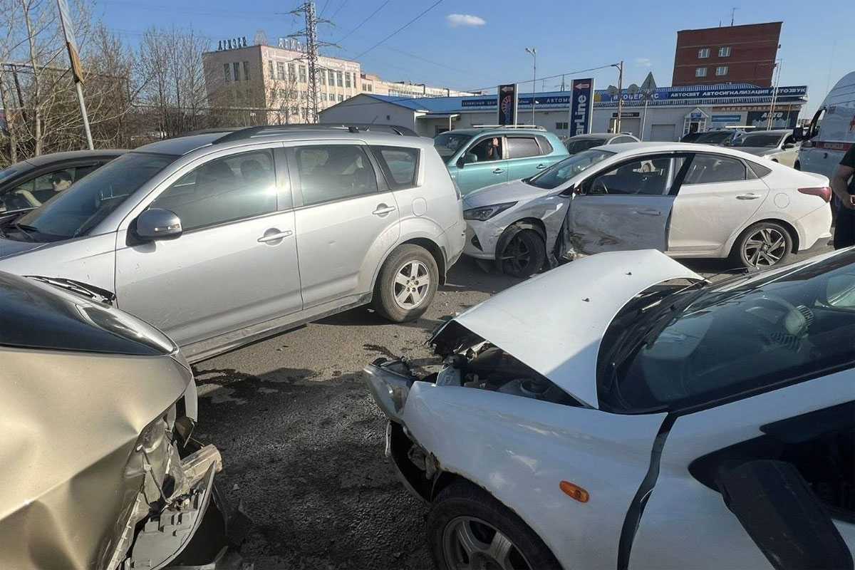 В Уфе в массовой аварии с участием 10 машин и автобуса пострадали 3 человека