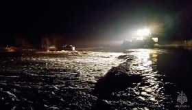 В Башкирии паводковыми водами смыло легковушку с людьми