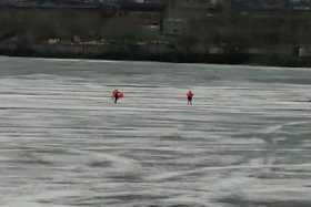 В Башкирии спасли четырех рыбаков оказавшихся на дрейфующей льдине - видео