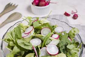 Потрясающий салат из крабовых палочек: забудьте о варке, просто смешайте ингредиенты