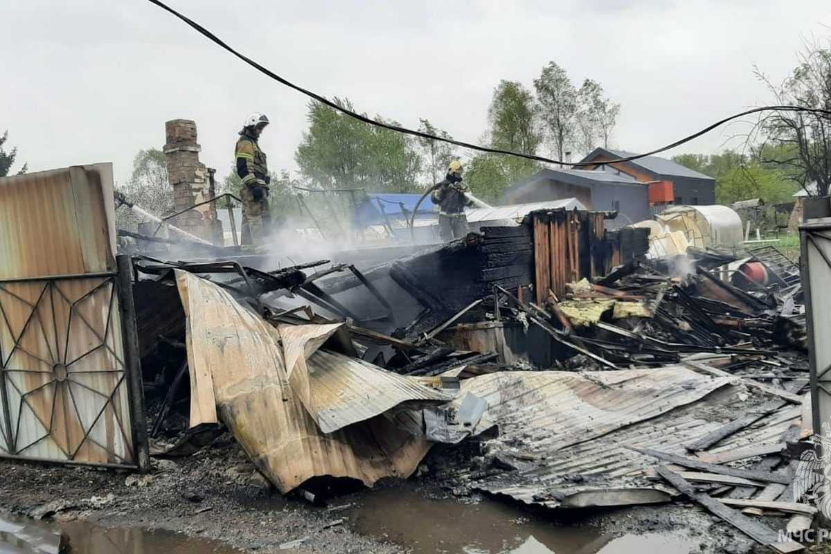 В Уфе пожар уничтожил 5 дачных домиков