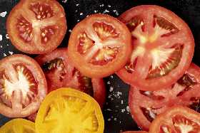 Не выбрасывайте срезанные пасынки томатов: вот что из них можно сделать — эффект сразит наповал