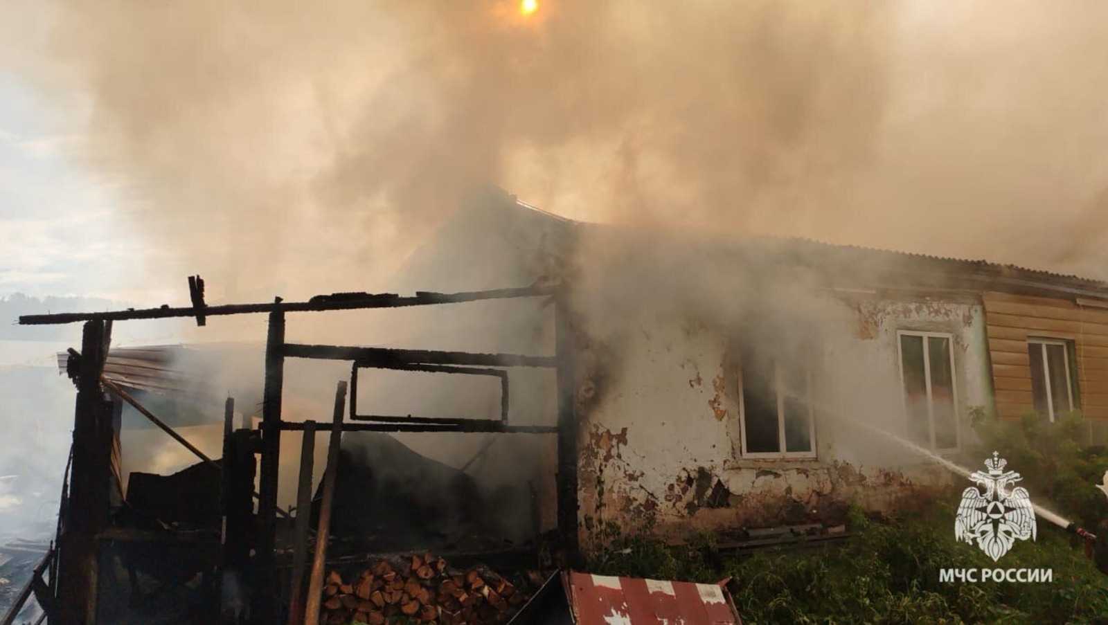 В Башкирии произошел пожар в жилом доме, где проживали три семьи