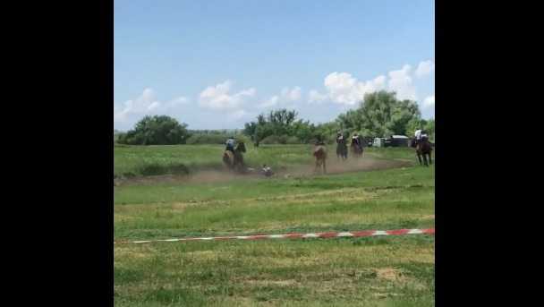 В Башкирии на сабантуе лошади скинули двух наездников