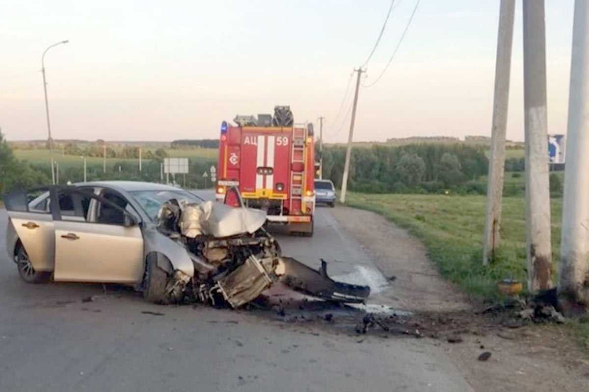 В Башкирии водитель «Шевроле Круз» влетел в электроопору, погиб пассажир