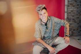 Элвин Грей рассказал, сколько тратит на сценические костюмы