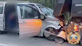 В Уфе произошла страшная авария: спасателям пришлось разрезать автомобиль