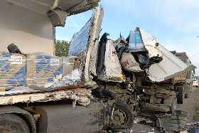 В Башкирии водитель грузовика забыл опустить кузов и совершил аварию