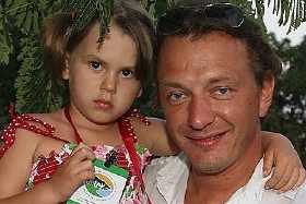 Дочь Марата Башарова Амели обвинила отца в алкоголизме: «Сбежала от бухого бати»