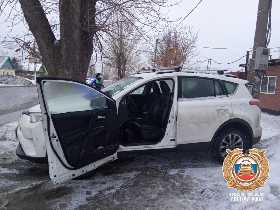 В Уфе Toyota сбила владельца и врезалась в электроопору