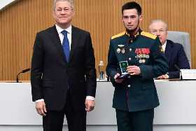 Глава Башкирии наградил бойца, мстившего за друга