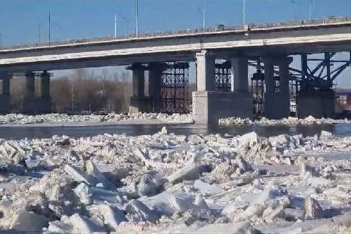 В Уфе ведутся работы по ликвидации ледового затора на реке Белой у Монумента Дружбы