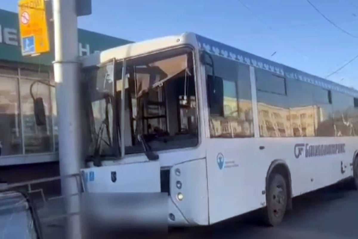 Автобус с 20 пассажирами протаранил столб в Уфе — пятеро в больнице