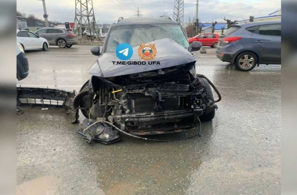В Уфе трамвай №8 при движении задним ходом врезался в Volkswagen Tiguan