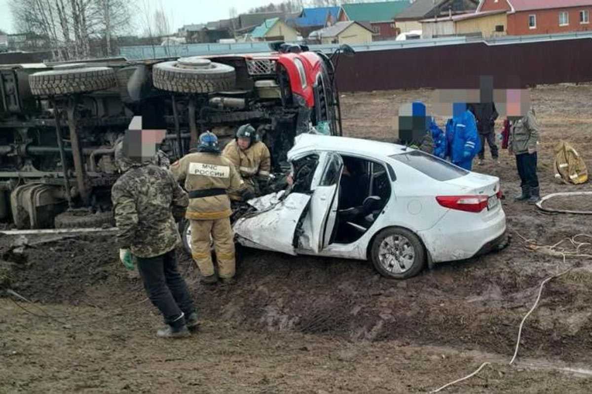 Водитель и пассажир пострадали в аварии с грузовиком на трассе в Башкирии