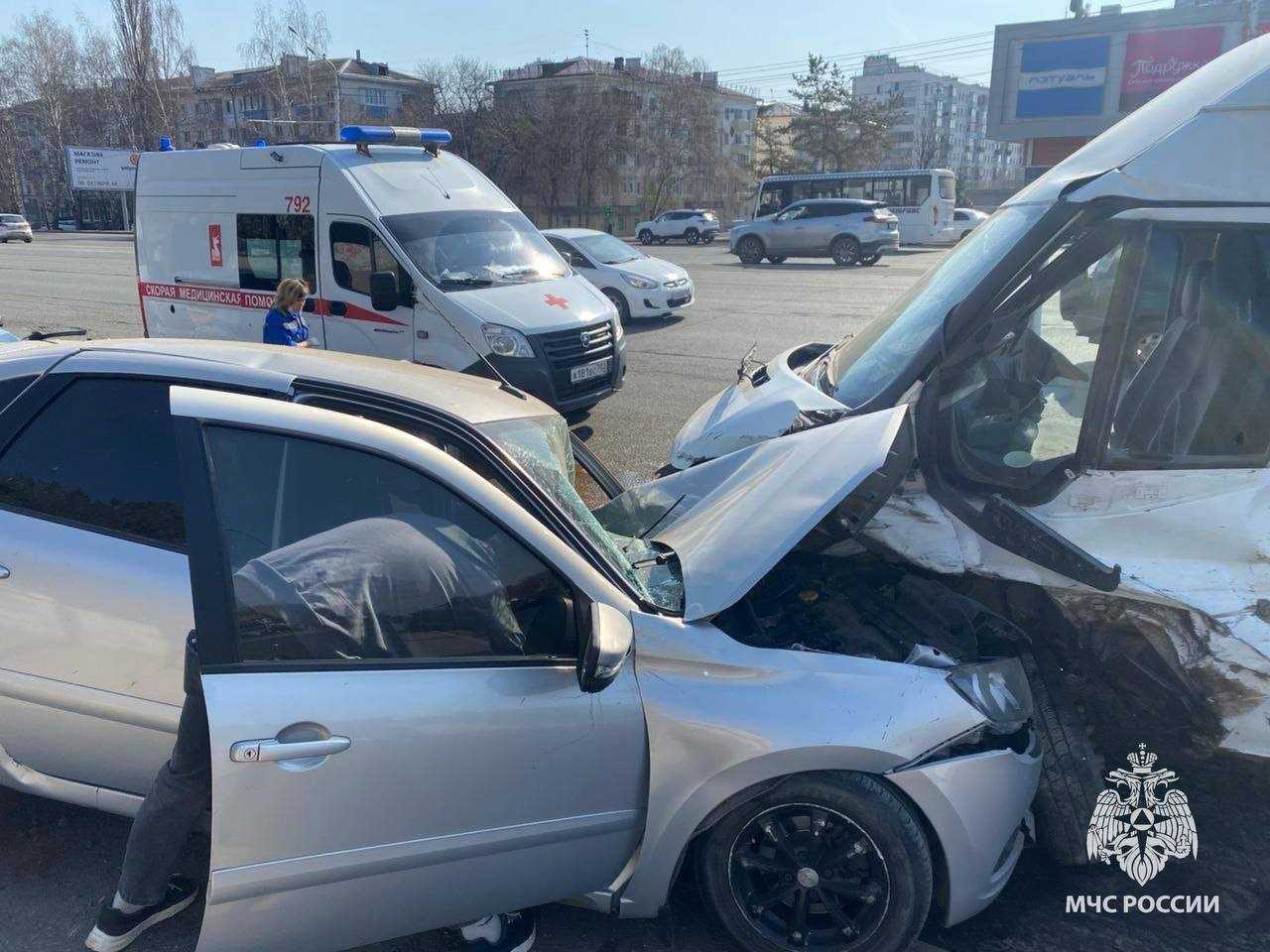 В Уфе автобус вылетел на встречку и протаранил две легковушки