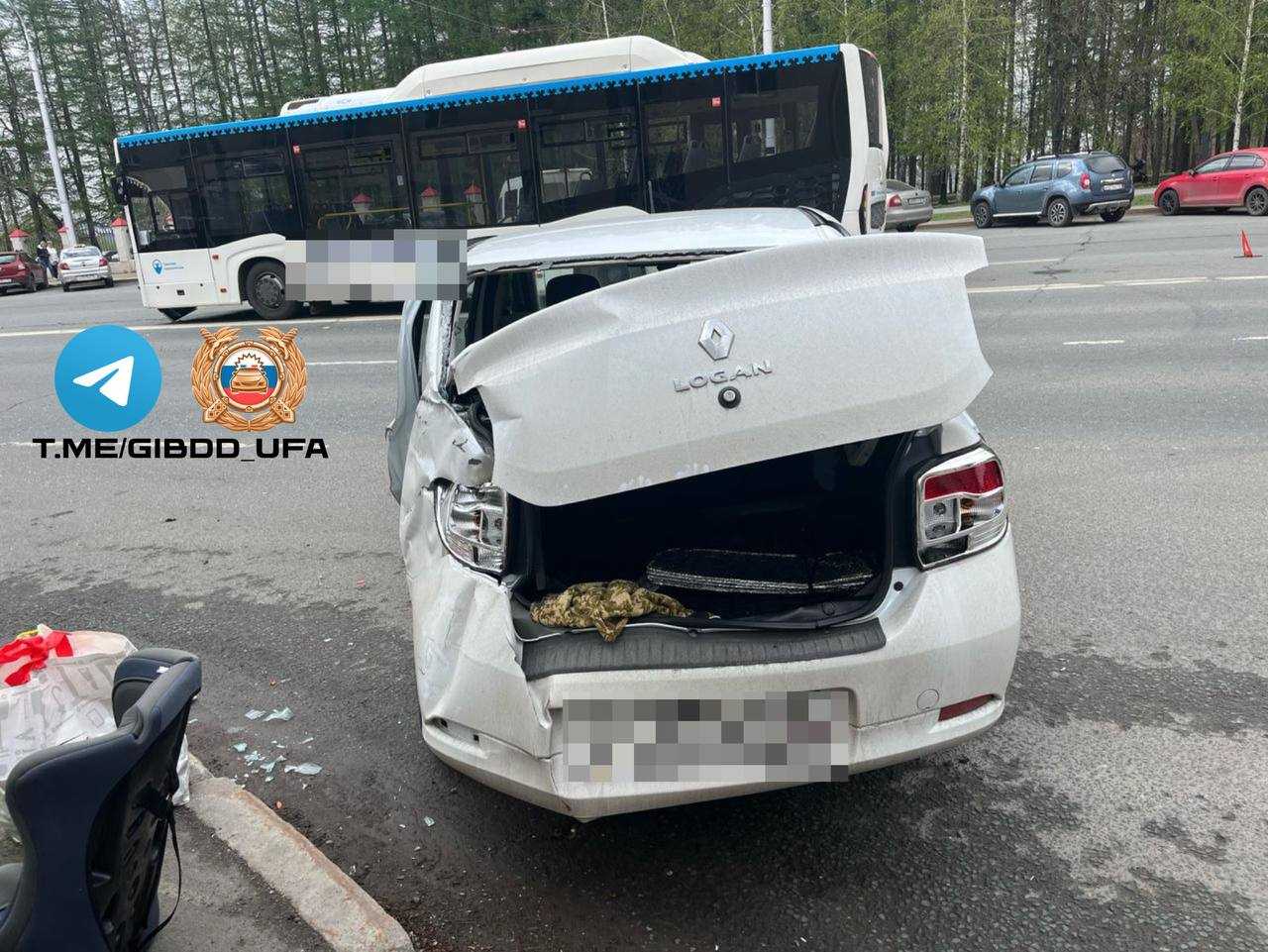 В Уфе после столкновения автобуса и легковушки пострадали две девочки