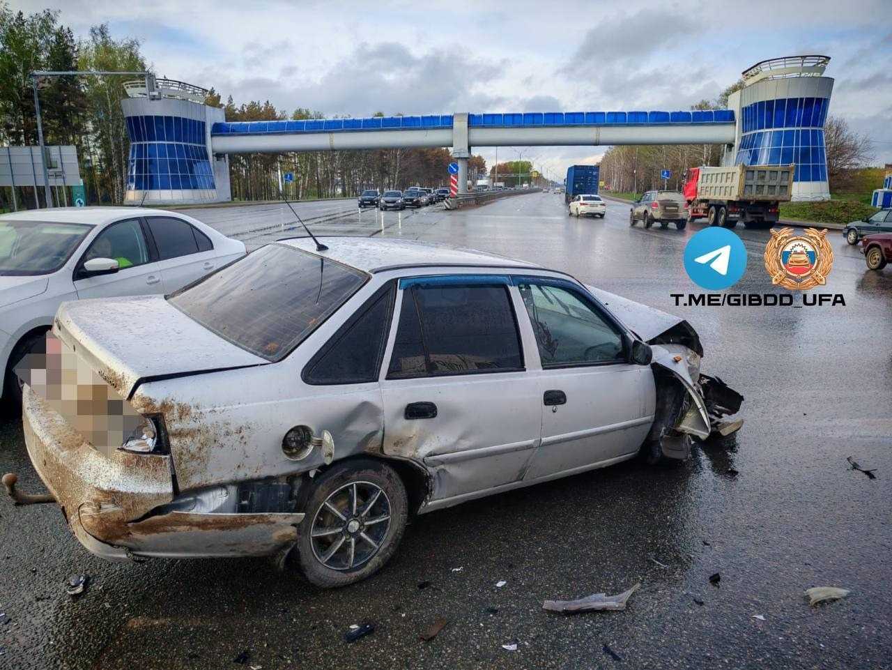 В Уфе внедорожник перевернулся после ДТП с легковушкой