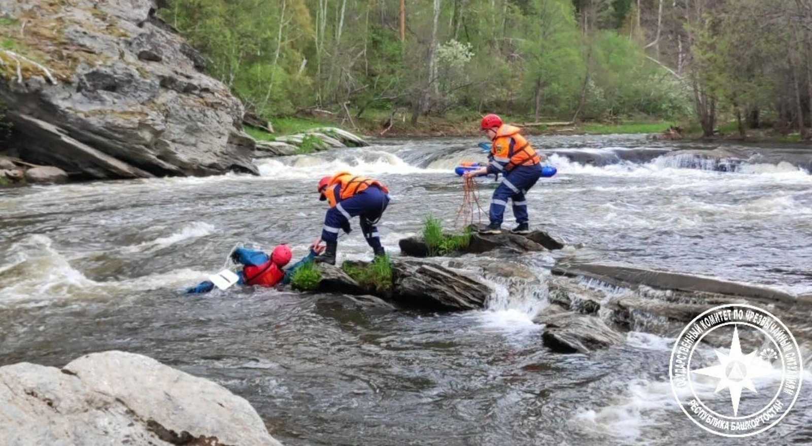 Спасатели Башкирии помогли двум туристам, перевернувшимся на байдарках