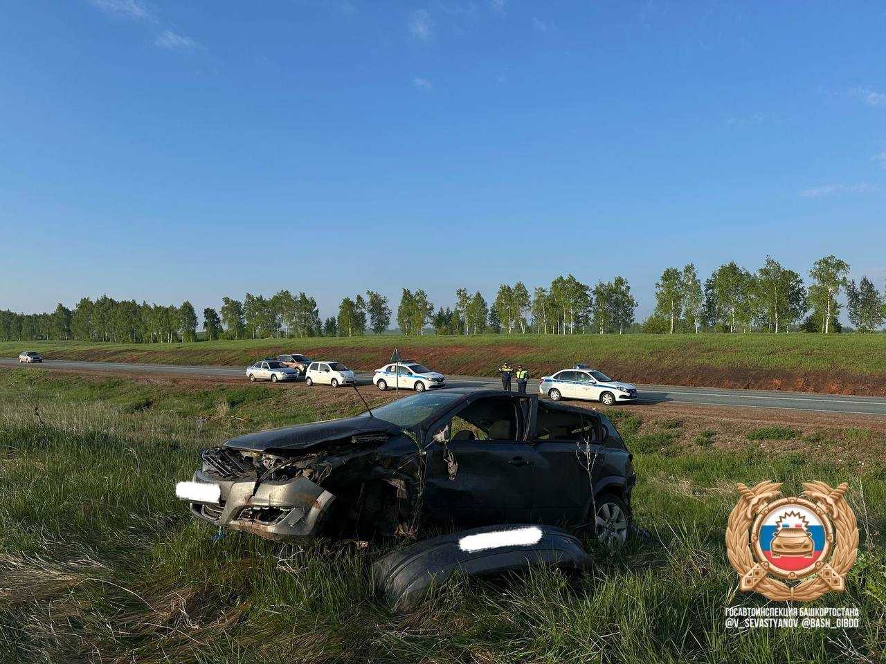 На трассе в Башкирии Opel слетел в кювет: 20-летний парень погиб, трое в больнице