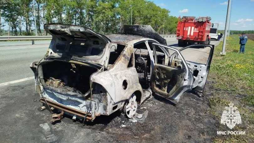 Огненный Форд: на трассе в Башкирии автомобиль загорелся на ходу