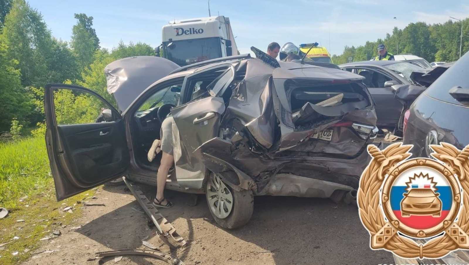 Шесть машин в одну кучу: водитель "Лифана" устроил массовую аварию в Уфе