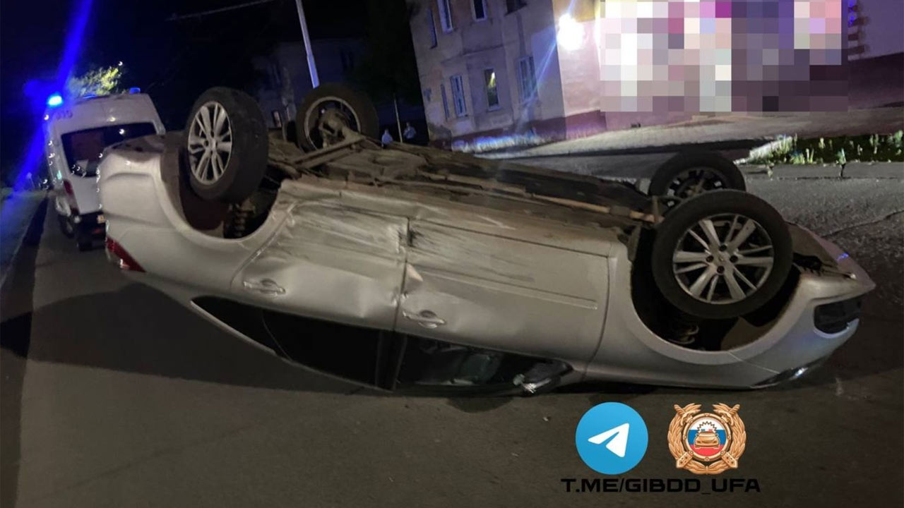 В Уфе на улице Кольцевой столкнулись две «Лады», одна перевернулась на крышу