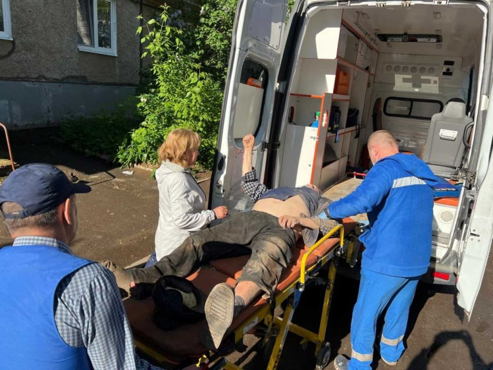 83-летний пенсионер застрял в подвальном люке в Уфе