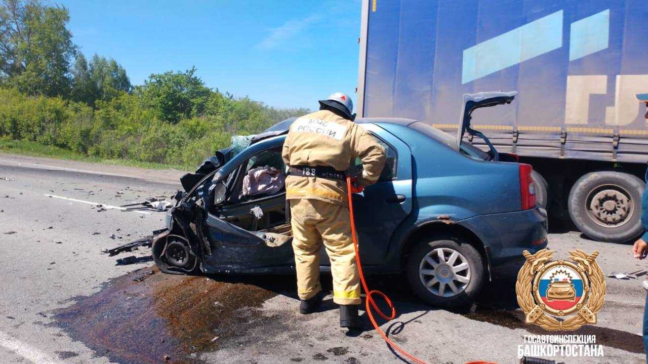 Смертельное ДТП на М5 в Башкирии: водитель Рено погиб после столкновения с фурой