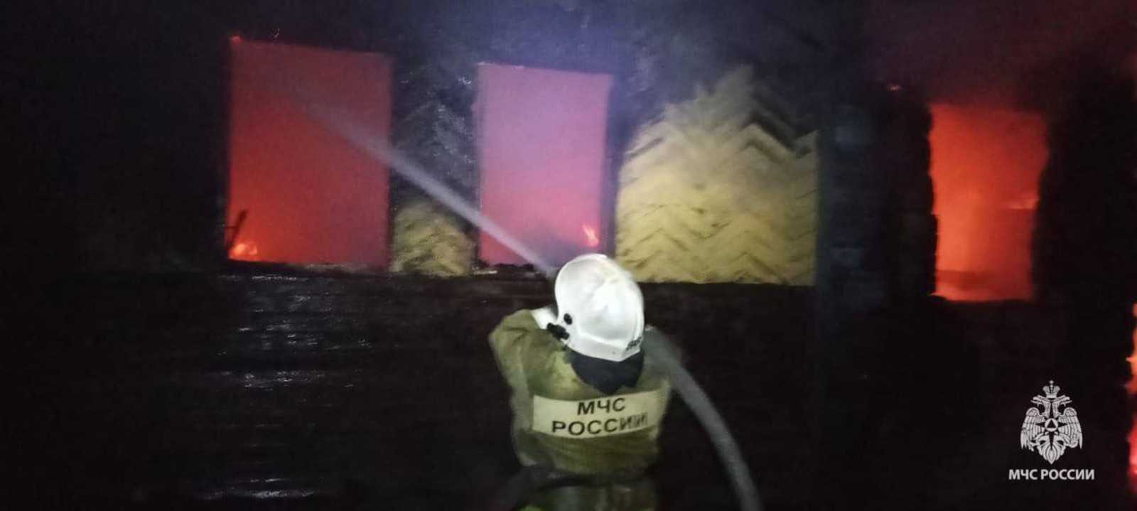 В Башкирии при пожаре в доме погиб мужчина, женщина получила ожоги