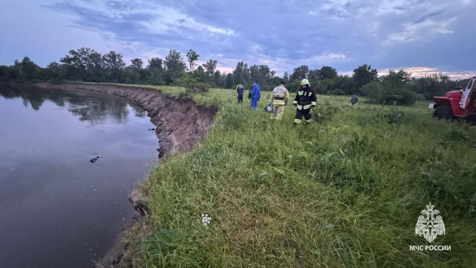 В Башкирии автомобиль с рыбаком рухнул в реку с обрыва