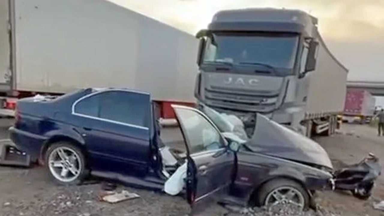 В Башкирии BMW врезался в грузовик: погиб водитель, пострадали дети