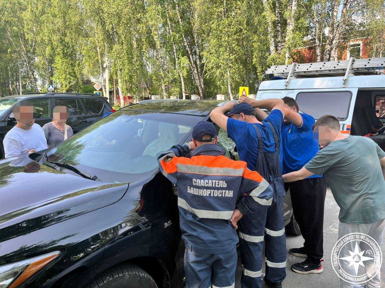 Годовалого ребенка заперло в машине в Башкирии — пришлось вызывать спасателей