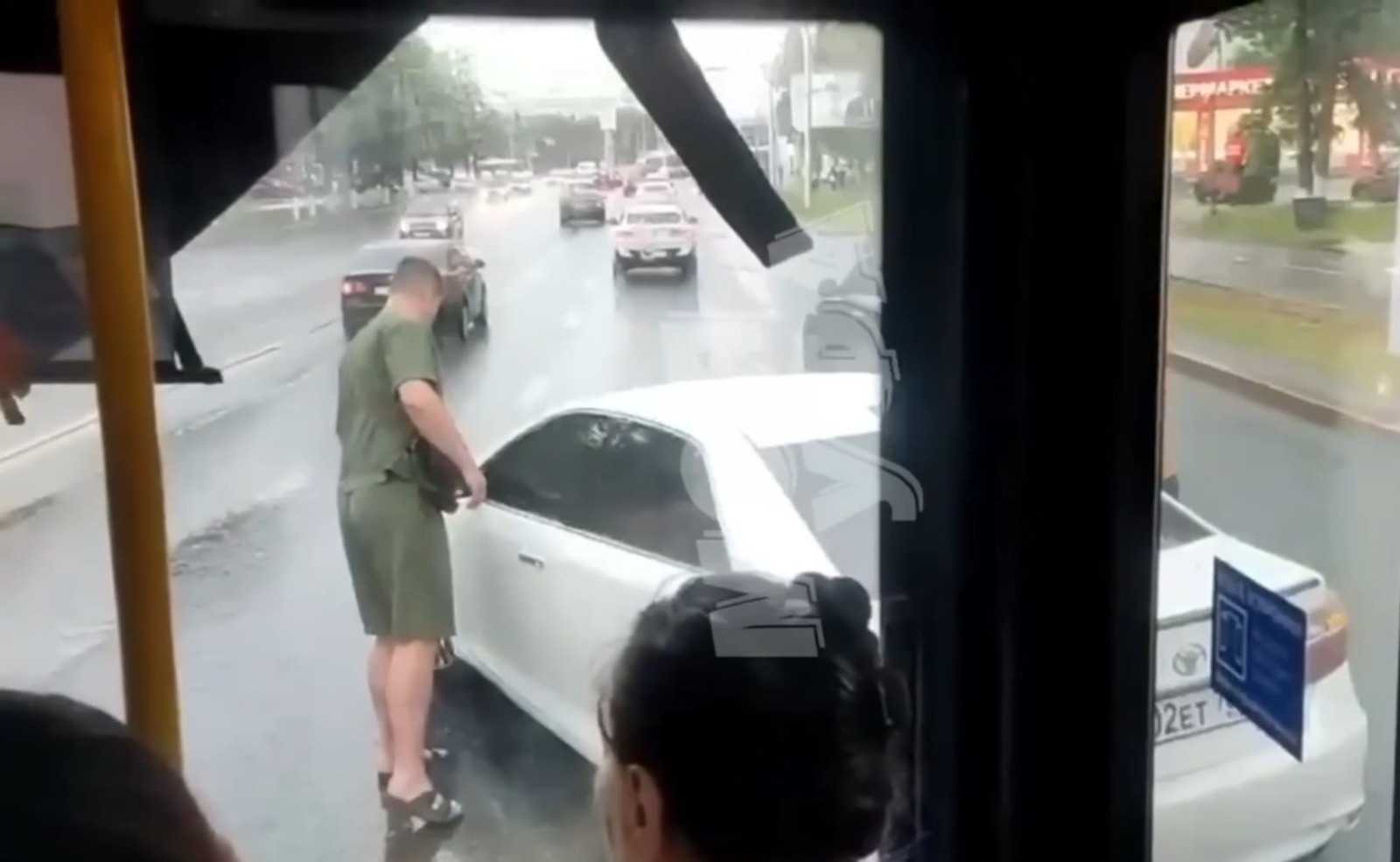 Водителя «Тойоты» задержали после конфликта с пассажирами автобуса в Уфе